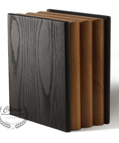 Urna Book Black in legno di alta decorazione, per la custodia delle ceneri da cremazione, di grande versatilità di ambientazione per onorare la memoria del proprio caro in modo elegante e per tenerlo sempre insieme a noi in un contesto di armonia e discrezione