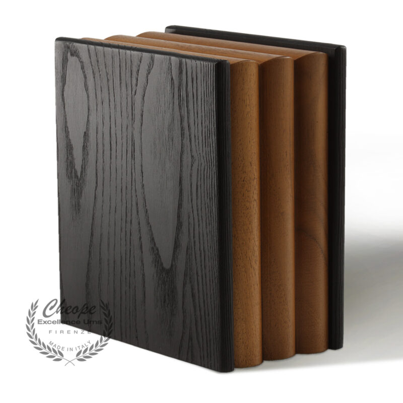 Urna Book Black in legno di alta decorazione, per la custodia delle ceneri da cremazione, di grande versatilità di ambientazione per onorare la memoria del proprio caro in modo elegante e per tenerlo sempre insieme a noi in un contesto di armonia e discrezione