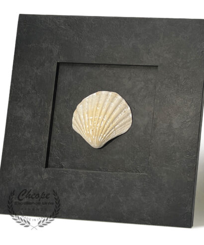 Urna quadro Zeffiro Black Shell in legno di alta decorazione, per la custodia delle ceneri da cremazione onoranze funebri, di grande versatilità di ambientazione per onorare la memoria del proprio caro in modo elegante e per tenerlo sempre insieme a noi in un contesto di armonia e discrezione