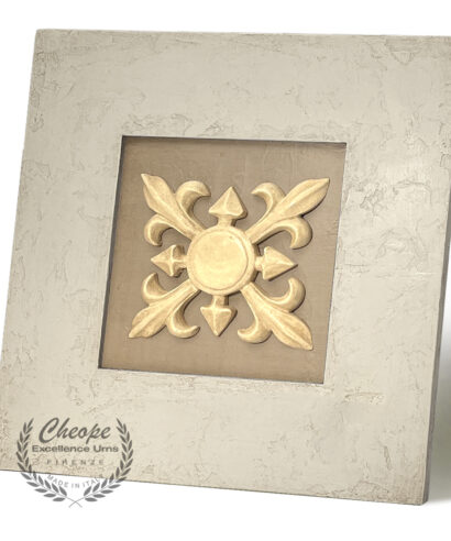 Urna quadro Zeffiro Emblema White in legno di alta decorazione, per la custodia delle ceneri da cremazione onoranze funebri, di grande versatilità di ambientazione per onorare la memoria del proprio caro in modo elegante e per tenerlo sempre insieme a noi in un contesto di armonia e discrezione