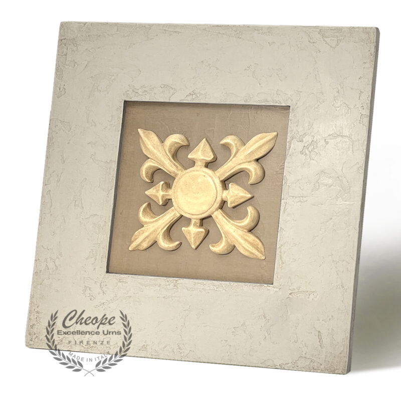 Urna quadro Zeffiro Emblema White in legno di alta decorazione, per la custodia delle ceneri da cremazione onoranze funebri, di grande versatilità di ambientazione per onorare la memoria del proprio caro in modo elegante e per tenerlo sempre insieme a noi in un contesto di armonia e discrezione