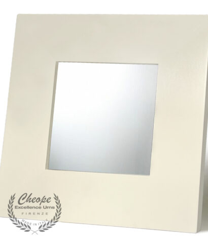 Urna quadro Zeffiro Mirror in legno di alta decorazione, per la custodia delle ceneri da cremazione onoranze funebri, di grande versatilità di ambientazione per onorare la memoria del proprio caro in modo elegante e per tenerlo sempre insieme a noi in un contesto di armonia e discrezione