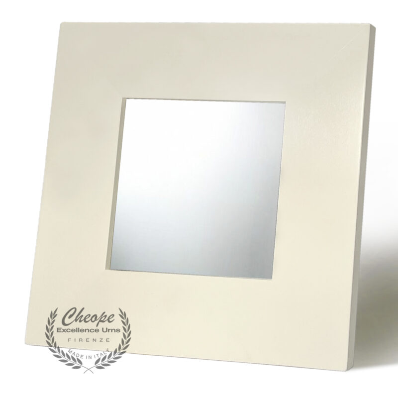 Urna quadro Zeffiro Mirror in legno di alta decorazione, per la custodia delle ceneri da cremazione onoranze funebri, di grande versatilità di ambientazione per onorare la memoria del proprio caro in modo elegante e per tenerlo sempre insieme a noi in un contesto di armonia e discrezione