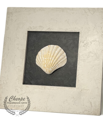 Urna quadro Zeffiro White Shell in legno di alta decorazione, per la custodia delle ceneri da cremazione onoranze funebri, di grande versatilità di ambientazione per onorare la memoria del proprio caro in modo elegante e per tenerlo sempre insieme a noi in un contesto di armonia e discrezione