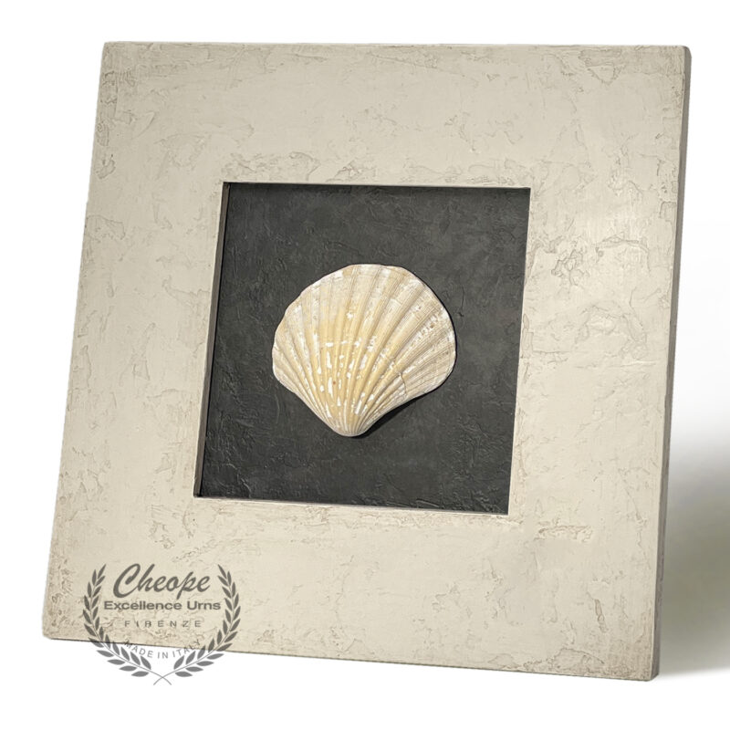 Urna quadro Zeffiro White Shell in legno di alta decorazione, per la custodia delle ceneri da cremazione onoranze funebri, di grande versatilità di ambientazione per onorare la memoria del proprio caro in modo elegante e per tenerlo sempre insieme a noi in un contesto di armonia e discrezione