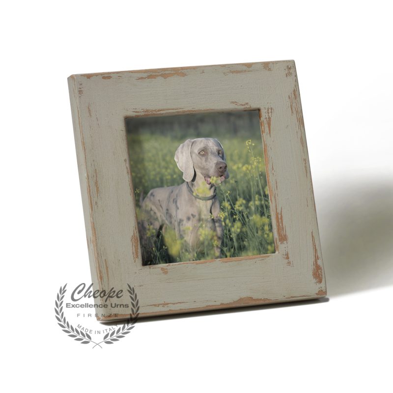 Urna quadro Zaff Green in legno di abete di alta decorazione, per la custodia delle ceneri da cremazione animale, di grande versatilità di ambientazione per non dimenticare mai l’amore che ci ha donato e per tenerlo sempre insieme a noi in un contesto di armonia e discrezione